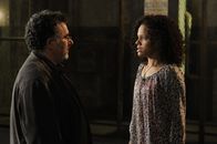 Warehouse 13 – Artie Nielsen (Saul Rubinek, l.); Leena (Genelle Williams, r.)