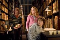 Harry Potter und der Feuerkelch – Dumbledore kündigt an, dass das Trimagische Turnier, einer der riskantesten Wettkämpfe, diesmal von Hogwarts ausgerichtet wird. Je ein Champion wird aus den drei renommiertesten Zaubererschulen ausgewählt, und Harry (Daniel Radcliffe, r.) ist einer von ihnen ...