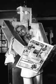 Polizeifunk ruft – Selbst den männlichen Maschinenmenschen in Termolens Kunstgalerie macht die blonde Anja (Marlene Rahn) schwach. (E.: 31.01.1970)