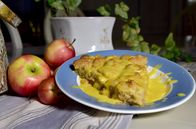 Zu Tisch ... – Beim sogenannten verkehrten Apfelkuchen ist der Name Programm: Der „Smulpaj med äpple“ hat keinen Teigboden. Die Apfelspalten und -stücke kommen zuunterst in die Backform.