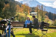 Watzmann ermittelt – Hannes (Lukas Schmidt, r.) möchte am liebsten mit Katharina (Meggie Alisa Aubele, l.) weg.
