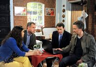 Rote Rosen – ARD ROTE ROSEN FOLGE 1532 Uhr im ERSTEN. Jan (Timothy Peach, r.), Gunter (Hermann Toelcke, 2.v.r.), Rieke (Anika Lehmann, l.) und Torben (Joachim Kretzer, 2.v.l.) finden heraus, dass Vera und Merle über das Senkungsgebiet recherchiert haben.