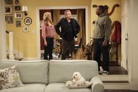Last Man Standing – Vanessa (Nancy Travis, l.) und Mike (Tim Allen, M.) sind sehr verwundert, als ihr Nachbar Chuck Larabee (Jonathan Adams, r.) vorbeikommt und meint, ihr Hund Muffin werde Vater ...