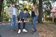 jerks. – Fahri (M.) verliert Christians (l.) Spermaprobe bei einem Zusammenstoß mit einer Radfahrerin (Theresa Bischof, r.). Sieht so aus, als müssten die Jerks nun nochmal eine Probe bei Dr. Speck abgeben ...