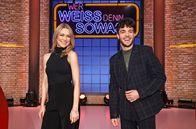 Wer weiß denn sowas? – Treten bei "Wer weiß denn sowas?" als Kandidat:innen gegeneinander an: Die Sängerin Linda Hesse (l.) und der Sänger Luca Hänni (r.).