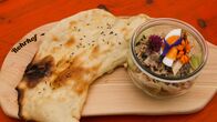 Land & lecker – Bei Laura Alena Schmid, Unterböhringen, Schwäbische Alb. Gruß aus der Küche: Original Unterböhringer Blätzle mit „Flotter Henne“, Geflügelsalat und Wildkräutern.