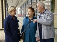 In aller Freundschaft – Sarah Marquardt (Alexa Maria Surholt, links) fragt Charlotte Gauss (Ursula Karusseit, Mitte) und Otto Stein (Rolf Becker, rechts) gerade heraus, wie lange sie die Cafeteria noch betreiben wollen. Otto und Charlotte sind empört über diese Unsensibilität.