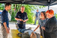 SOKO Kitzbühel – Das SOKO-Team, bestehend aus Lukas Roither (Jakob Seeböck, l.), Nina Pokorny (Julia Cencig, 2.v.r.) sowie Kroisleitner (Ferry Öllinger, 2.v.l.) und Dr. Stefanie Löcker (Veronika Polly, r.), ermittelt in dem Fall einer ausgegrabenen Leiche auf einer Baustelle. Haben die Ermittler mit dem Vorarbeiter der zugehörigen Baufirma, Karl Seber (Martin Leutgeb, 3.v.r.), den Täter bereits in ihrer Nähe?