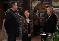 Last Man Standing – v.l.n.r.) Mike Baxter (Tim Allen); Jen (Krista Marie Yu); Kristin Baxter (Amanda Fuller)