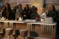 EUReKA - Die geheime Stadt – Eine kleine wissenschaftliche Sensation aus der Arktis trifft in Eureka ein: Jack Carter (Colin Ferguson, M.), Vincent (Chris Gauthier, r.) und Zoe (Jordan Hinson, 2.v.r.) sind überrascht ...