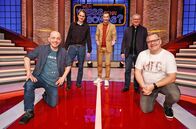 Wer weiß denn sowas? – Moderator Kai Pflaume (M.) und seine Rateteam-Kapitäne Bernhard Hoëcker (l.) und Elton (r.) begrüßen in dieser Sendung den Schauspieler Fabian Hinrichs (2.v.l.) und den Schauspieler Joachim Król (2.v.r.).