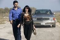 The Devil's Double – Zwischen Latif (Dominic Cooper, l.) und Uday Saddams Mätresse Sarrab (Ludivine Sagnier, r.) beginnt eine gefährliche Romanze ...