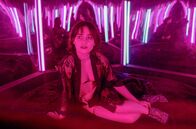 O Beautiful Night – Nina (Vanessa Loibl) in einer Peep-Show-Kabine