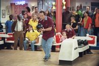 Immer wieder Jim – Während Jim das (Jim Belushi) das Bowlen genießt, bereitet Cheryl alles für Thanksgiving vor. Er hat seiner Frau versprochen, rechtzeitig zum Essen wieder zurück zu sein und ahnt nicht, dass ein Stromausfall ihm einen Strich durch die Rechnung machen wird ...