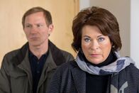 Wilsberg – Die Kommissare Anna Springer (Rita Russek) und Overbeck (Roland Jankowsky) bei einer Zeugenbefragung.