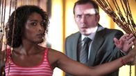Death in Paradise – Camille (Sara Martins) und DI Richard Poole (Ben Miller) bei Nachforschungen.