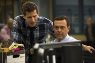 Brooklyn Nine-Nine – Jake Peralta (Andy Samberg, l.); Charles Boyle (Joe Lo Truglio, r.)