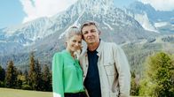Der Bergdoktor – Karin Bachmeier (Hilde Dalik) und Dr. Martin Gruber (Hans Sigl) genießen das Leben auf dem Gruberhof.