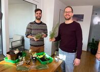 Die Ökochecker – Youtube Max (li.) zeigt Ökochecker Tobi in dessen Wohnung Tipps und Tricks für die Kräuter Zuhause.