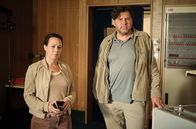 Tatort – Franziska Tobler (Eva Löbau) und Friedemann Berg (Hans-Jochen Wagner) wundern sich, dass sie ihre Zeugin so kurz nach dem Überfall am Arbeitsplatz vorfinden.