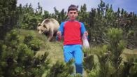 Unheimliche Videos - Wahrheit oder Fake? – Alessandro und seine Familie machen eine Wanderung in Norditalien als plötzlich ein riesiger Braunbär hinter ihm auftaucht.