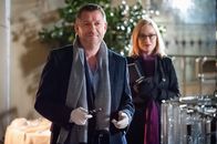 Elementary – Als Holmes' Ex-Kollege aus Scotland Yard-Zeiten, Gareth Lestrade (Sean Pertwee, l.), zu allem Überfluss auch noch seine Assistentin (Sarah Goldberg, r.) zu den Ermittlungen mitnimmt, drohen die Spannungen zwischen ihm und Holmes zu eskalieren ...