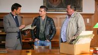 Die Rosenheim-Cops – Die Cops Hansen (Igor Jeftic, l.) und Hofer (Joseph Hannesschläger, r.) befragen Pop-Musiker Fabrizio Frey (Andreas Gabalier, M.), der die Leiche gefunden hat.