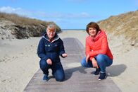 Terra Xpress – Lena Ganschow (r.) mit Berit Finkennest (l.) vom Wattwelten Besucherzentrum Norderney. Auf der Insel sind gerade die Dünen attraktiv für Touristen. Gefährdet dadurch sind Vogelarten wie der Sandregenpfeifer, der am Boden brütet. Seine Eier sind im Sand nicht zu erkennen.