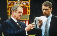Inspector Barnaby – Inspector Barnaby (John Nettles, l.) und Sergeant Troy (Daniel Casey, r.) sind sich sicher, dass dem vermissten Gregory Chambers etwas zugestoßen sein muss, denn sein Pilzmesser wurde im Wald aufgefunden.