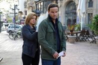 Der Staatsanwalt – Kerstin Klar (Fiona Coors) und Christian Schubert (Simon Eckert) müssen bei der Suche nach einem Verdächtigen eine lange Liste von Hotels abklappern.