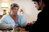 Der letzte Bulle – Als Rita Kowalskis (Brigitte Janner, l.) Mann erschossen wird, stehen Mick und Andreas (Maximilian Grill, l.) vor einem Rätsel: Warum sollte jemand einem arbeitslosen Arbeiter vor laufendem Fernseher mitten ins Herz schießen?; Als Rita Kowalskis (Brigitte Janner, l.) Mann erschossen wird, stehen Mick und Andreas (Maximilian Grill, l.) vor einem Rätsel: Warum sollte jemand einem arbeitslosen Arbeiter vor laufendem Fernseher mitten ins Herz schießen?