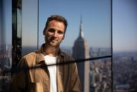 Terra X: Weltstädte – Hoch nach oben: Leon Windscheid auf dem "Summit One Vanderbilt" in Midtown Manhattan. Eines der 30 höchsten Gebäude der Welt.