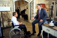 Rote Rosen – ARD ROTE ROSEN, Folge 181510 Uhr im Ersten. Torben (Joachim Kretzer, r.) fordert Robin (Niklas Osterloh, l.) auf, auch Nathalies Situation zu bedenken.