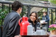 Sturm der Liebe – Eleni (Dorothée Neff, r.) glaubt überrascht, dass Leander (Marcel Zuschlag, l.) und Lale (Yeliz Simsek, M.) vielleicht doch noch zueinander finden.