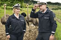 WaPo Bodensee – Ermittlungen auf der Straußenfarm: Nele (Floriane Daniel, l.) und Andreas Rambach (Ole Puppe, r.).
