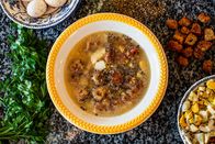Zu Tisch ... – Zu Tisch Alpujarra – Spanien Mandelsuppe mit Hanfsamen Copyright: SRF/Berlin Producers Media/Dieter Stürmer