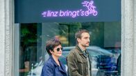 SOKO Linz – Nachdem Johanna "Joe" Haizinger (Katharina Stemberger, l.) und Ben Halberg (Daniel Gawlowski, r.) den Chef des Lieferdienstes Hans Berthold zur Tatnacht befragt haben, hegen sie Zweifel an seinem Alibi. Könnte der Streit zwischen ihm und Restaurantbesitzerin Christina Ritzer ein Motiv darstellen?