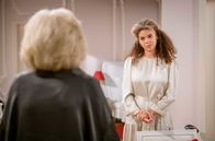 Sturm der Liebe – Ana (Soluna-Delta Kokol, r) verbittet sich von Wilma (Birgit Koch, l) nochmalige Kuppeleien.