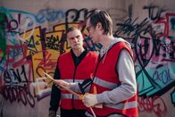 The Outlaws – Um das Familiengeschäft seines Vaters zu retten, braucht John (Darren Boyd, l.) so schnell wie möglich seinen Anteil am "gefundenen" Geld. Als Anwalt kennt Greg (Stephen Merchant, r.) Wege, wie das theoretisch möglich wäre, doch die sind riskant und sehr illegal.