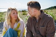Praxis mit Meerblick – Praxis mit Meerblick – Geheimnisse Sie müssen gemeinsam einen Verlust verkraften: Tanja Wedhorn als Nora, Bernhard Piesk als Max Copyright: SRF/ARD Degeto/Arnim Thomaß
