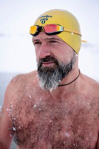 TM Wissen – Portrait von Josef Köberl in Schwimmausrüstung