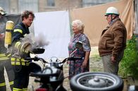 Krauses Hoffnung – Der Feuerwehrmann (Marlon Kittel) zeigt Elsa (Carmen-Maja Antoni) und Krause (Horst Krause, re.), warum die Feuerwehr gerufen werden musste.