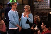 How I Met Your Mother – Barney (Neil Patrick Harris, l.) ist seiner Rächerin auf der Spur, die ihm in letzter Zeit seine Aufreißtour verdorben hat - es ist Abby (Britney Spears, M.). Gemeinsam ziehen die beiden eine Wahnsinnsshow ab, da die junge Frau ja eigentlich Ted (Josh Radnor, r.) eifersüchtig machen will ...