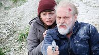 Der Alte – Um seine Tochter Paula Voss (Antonia Breidenbach, l.) zu beschützen, geht Hauptkommissar Richard Voss (Jan-Gregor Kremp, r.) an seine Grenzen.