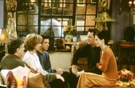 Friends – (v.l.n.r.) Jack Geller (Elliott Gould); Judy Geller (Christina Pickles); Ross Geller (David Schwimmer); Chandler Bing (Matthew Perry); Monica Geller (Courteney Cox)