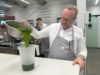 Restaurantlegenden – Hubert Wallner in seiner Küche im Seerestaurant Saag