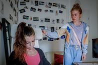 SOKO Linz – Es war eine harte Schule, aber wenn Heidi Gallos in ihrem ehemaligen Job als Stripperin eines gelernt hat, dann ihre Frau zu stehen und sich gegen übergriffige Männer durchzusetzen. Welche Folgen das hat, bekommt Lilo Priess (Zoe Straub, r.) während der Ermittlungen zu spüren.