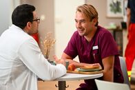 Bettys Diagnose – Dr. Tom Koopmann (Tobias Licht, l.) und Lukas Hilpert (Niklas Löffler, r.) in ihrer Pause im Klinikbistro.