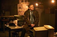Steeltown Murders – Detective Chief Inspector Paul Bethell (Philip Glenister) im Büro der Ermittlungskommission, die unter seiner Leitung steht
