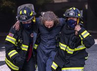 9-1-1 Notruf L.A. – Evan 'Buck' Buckley (Oliver Stark, li.), Howie 'Chimney' Han (Kenneth Choi, re.)